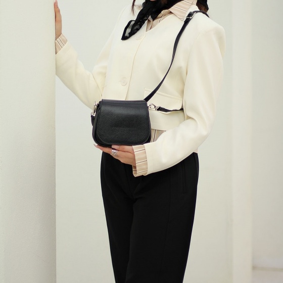 کیف دوشی زنانه طرح رستا متوسط چرم فلوتر مشکی