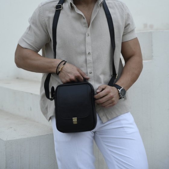 کیف دوشی مردانه طرح نگین بزرگ چرم مشکی ساده