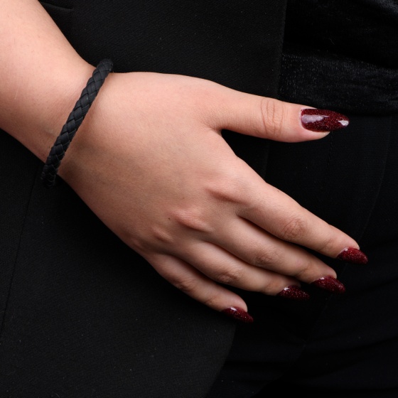 دستبند بافت مشکی مات